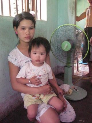 Cháu Nguyễn Trần Nguyệt Nhi cùng mẹ vẫn chưa hết hốt hoảng khi sự việc xảy ra.